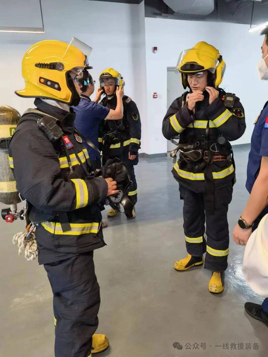 又一款新型智能消防头盔上市!