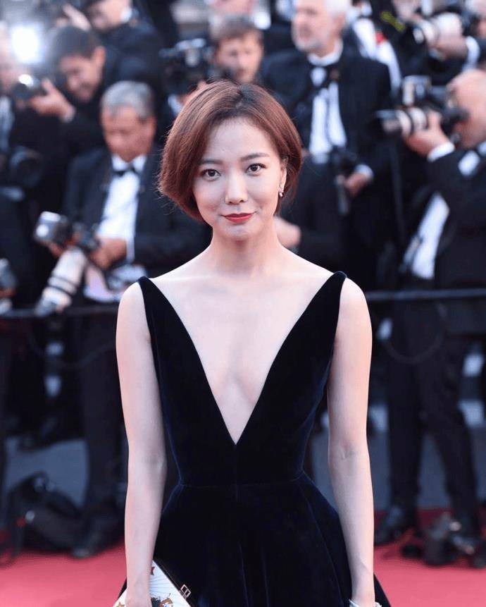 从坚定拒拍裸戏,到如今微笑半裸走红毯,王珞丹这些年都经历了什么?