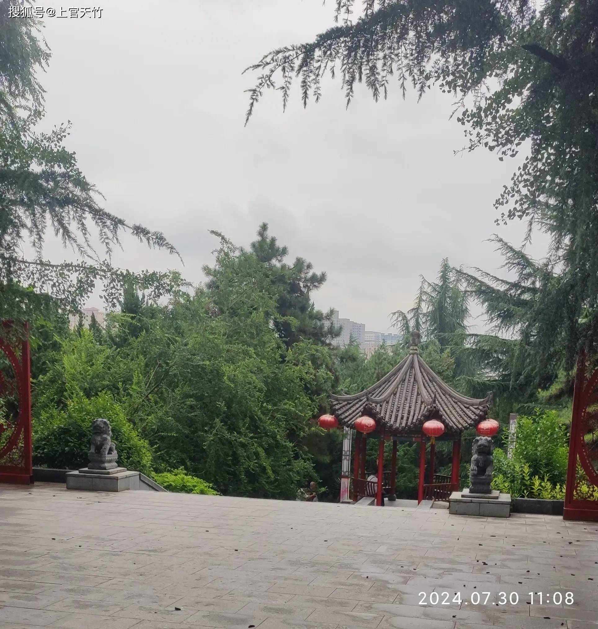 三门峡市人民公园内的亭子和石狮子老照片名称标注为"街心花园"我们边