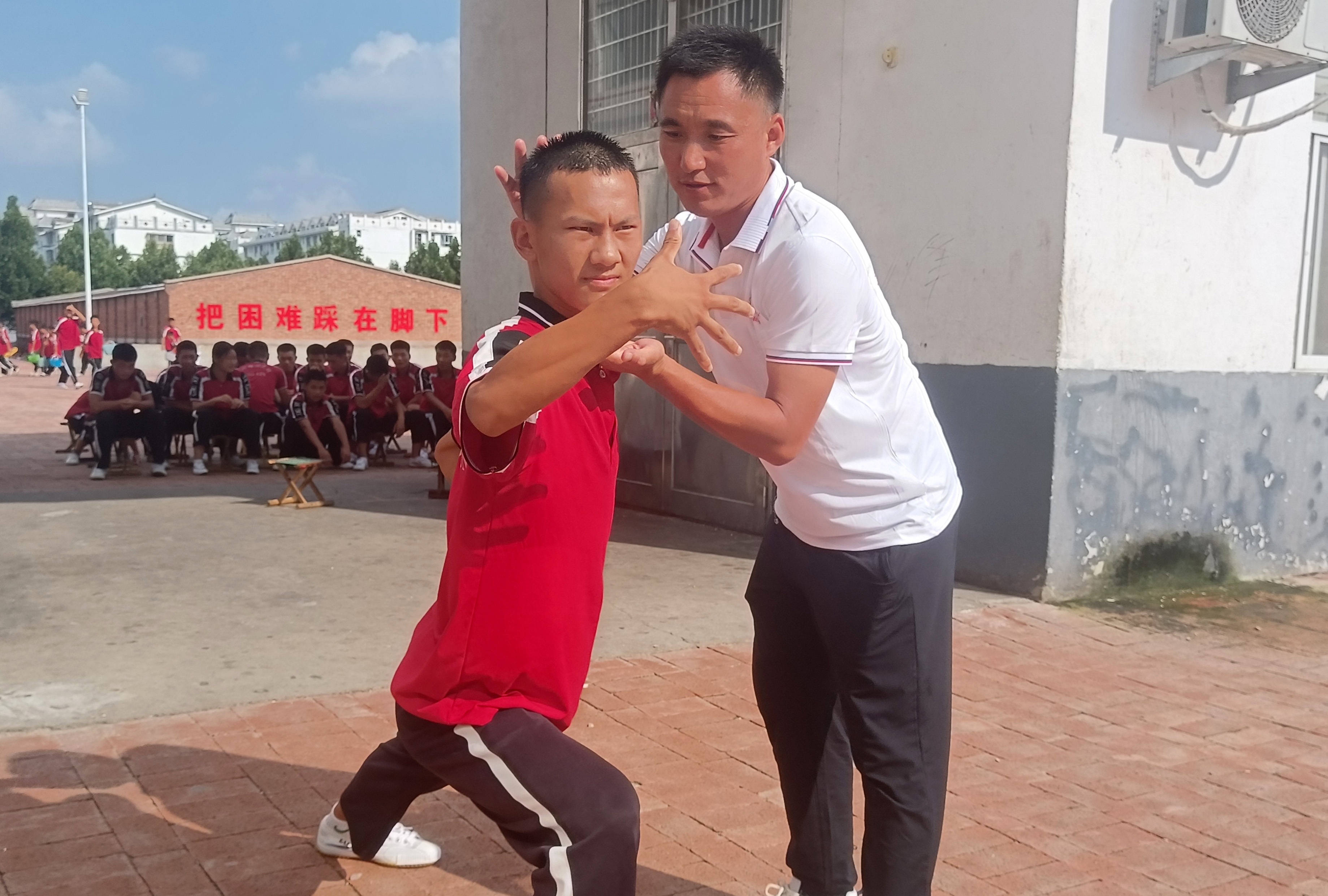 塔沟武校教练打学生图片