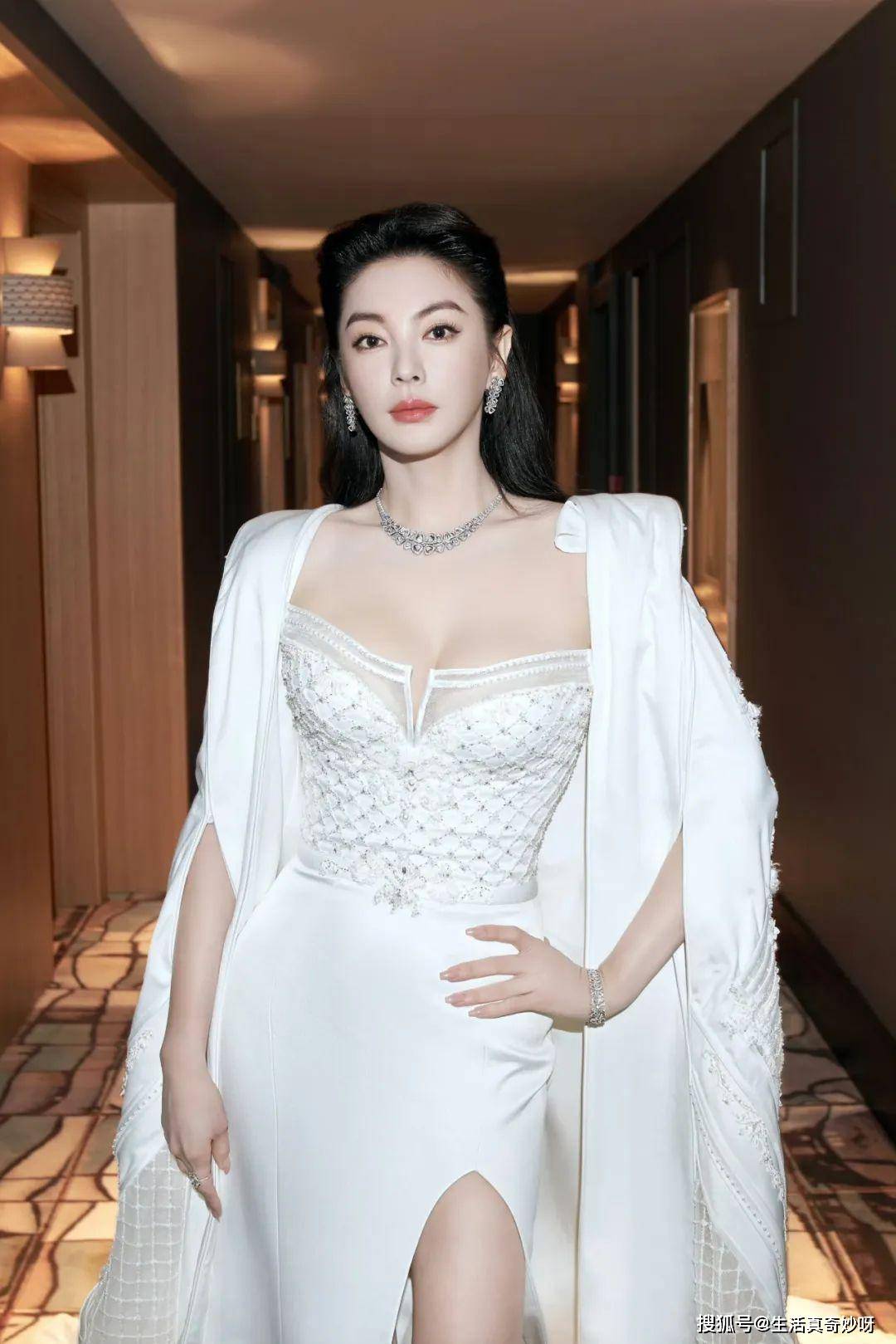 中国胸围最大的10位女明星排行榜,第一名胸围高达95cm!