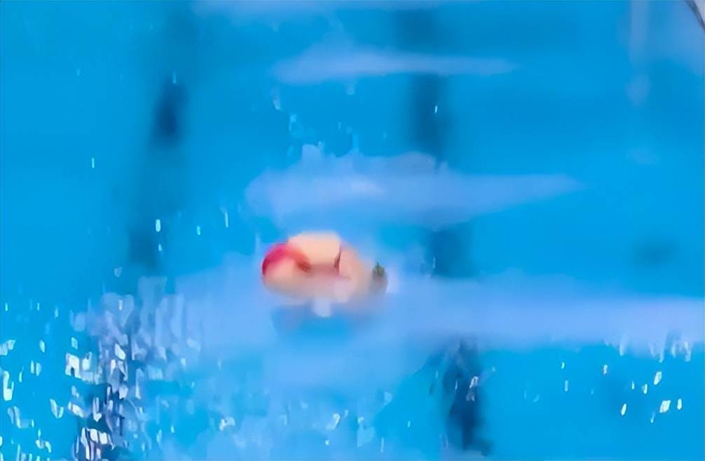 美国跳水尴尬一幕:3米板"炸鱼落水",裁判集体给0分!垫底出局