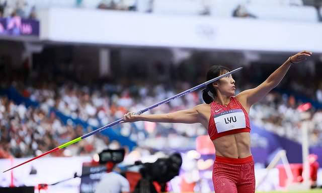中国女子标枪选手未能晋级,创下近16年最差战绩,引发选人规则争议