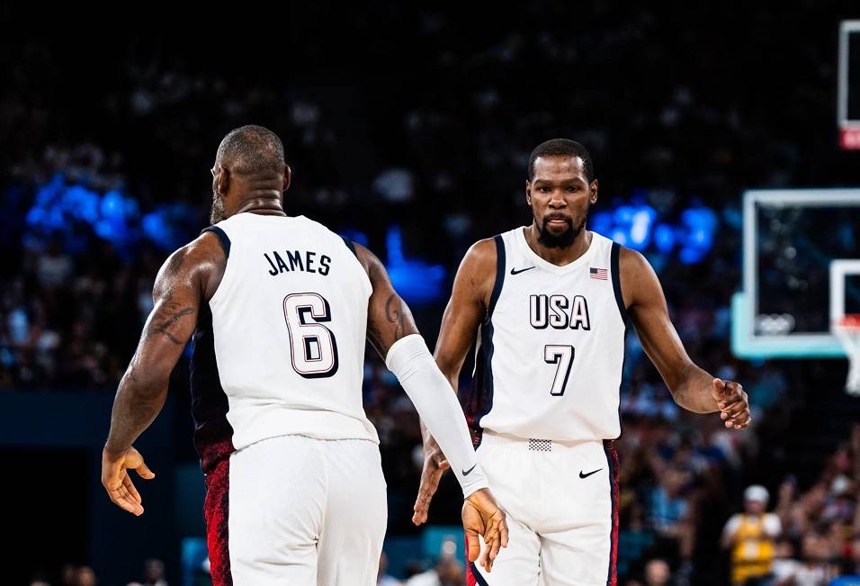 阿克伦双雄詹姆斯和库里绝对是最大的热门,作为球队组织核心的三旬