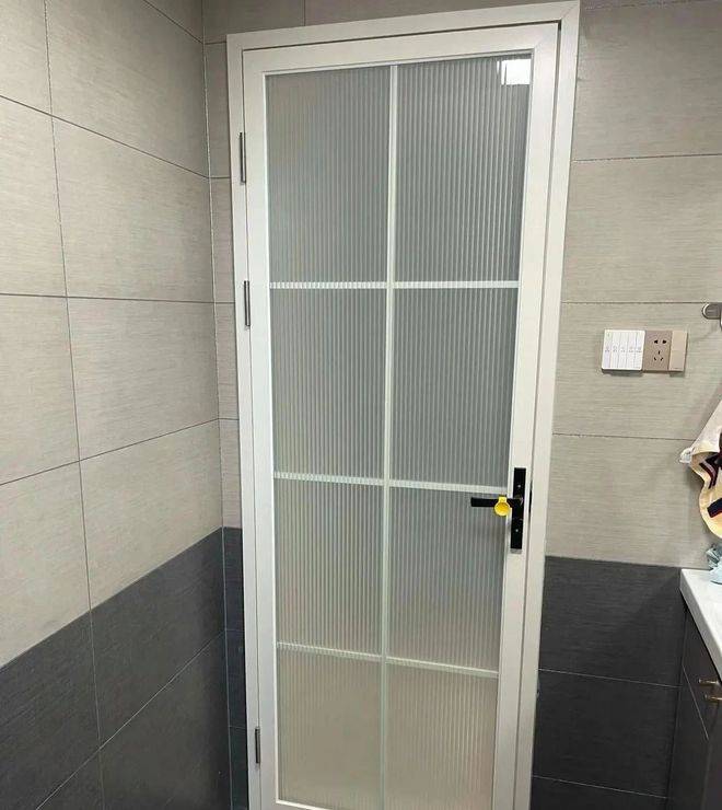 选择厨房和卫生间门的时候,这时你会发现只能选择全套的门口,半包门套