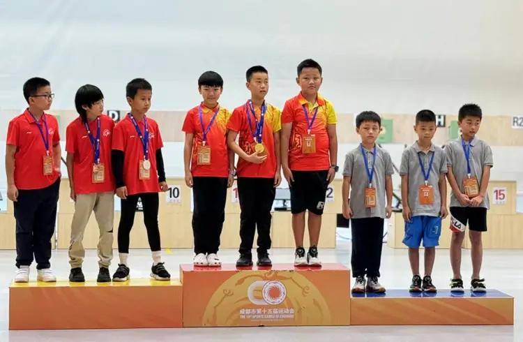 13岁的黄鑫琳同学因没打出自己真实的水平,仅仅拿到了团体银牌,赛后