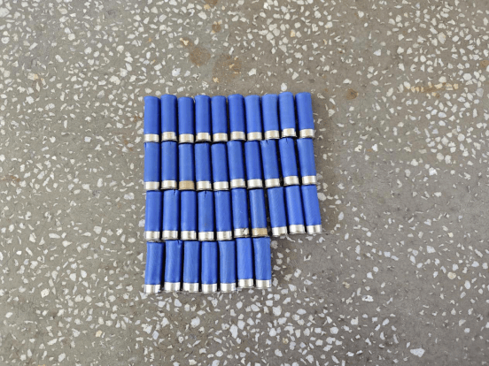 该塑料袋放置规整,十分显眼,明显不是群众随意丢弃,因此引起民警注意.