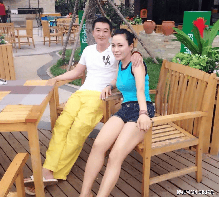 原来这两口子是夫妻,因戏生情恩爱19年,18岁女儿只挑优点长