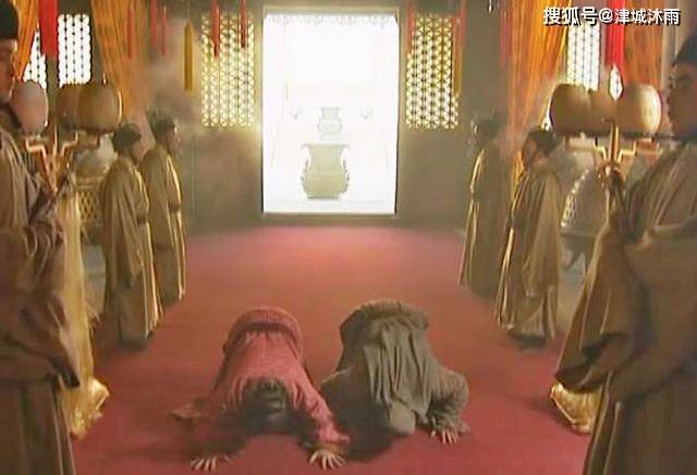 晁盖去世后,他坐上梁山头把交椅,在弟兄们不知情的情况下,就开始运作