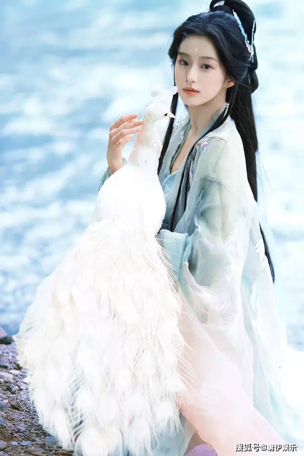 包上恩古风私照惊艳曝光,素衣襦裙仙气十足,与仙鹤共舞如神女下凡!
