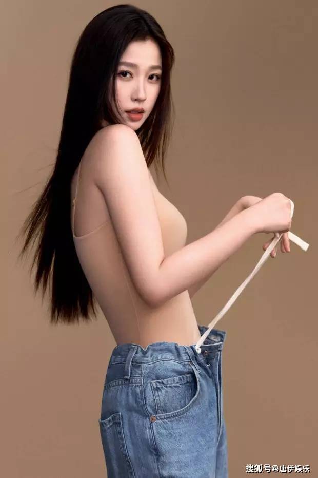 虞书欣惊艳亮相,秋冬美拉德色系西装套装展绝美身姿,纤细腰肢马甲线