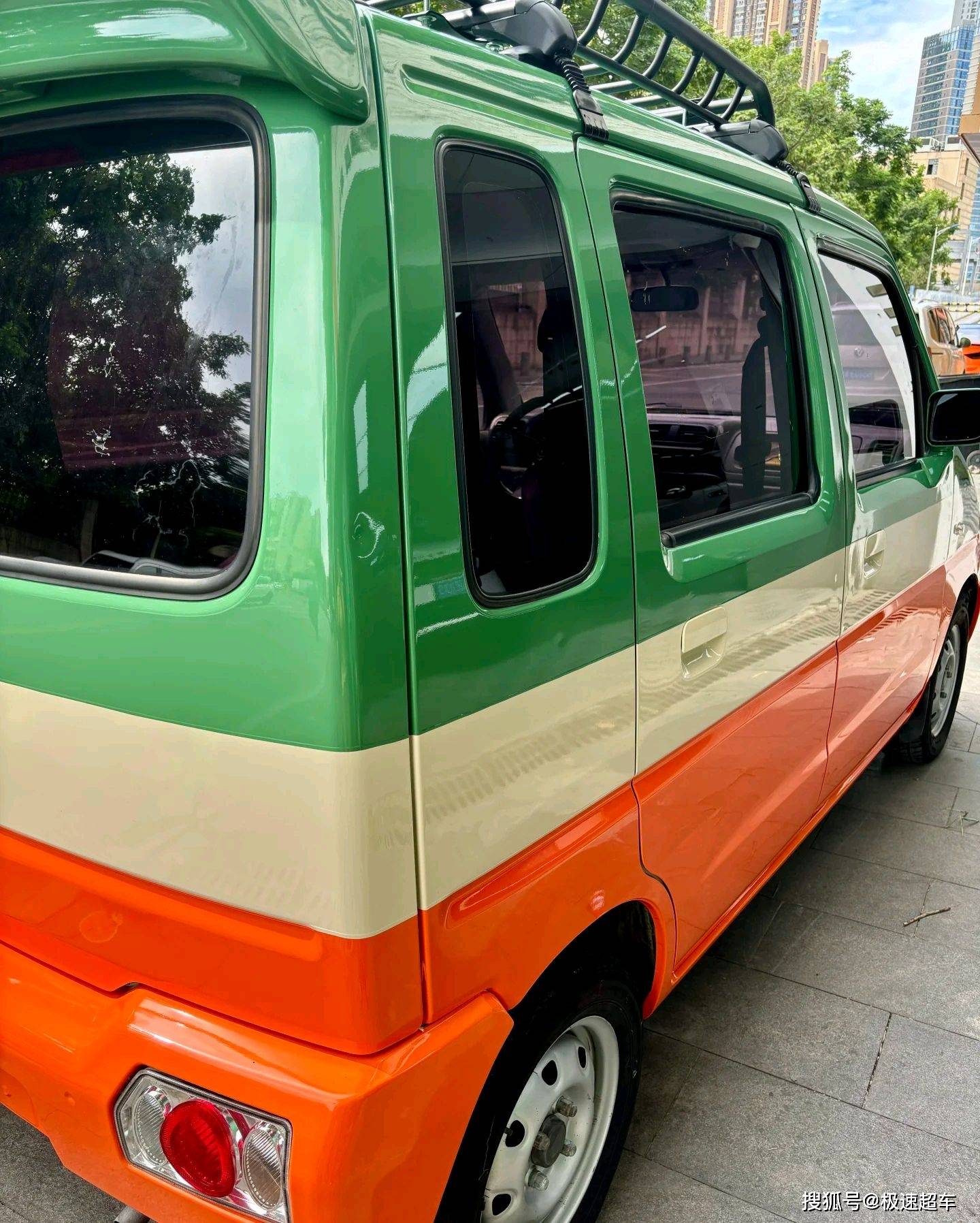 "彩虹涂装"铃木北斗星亮相街头,引领小型车新风尚_搜狐汽车_搜狐网