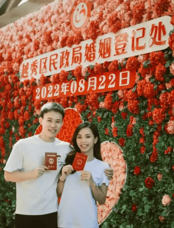 苏炳添和妻子林艳芳是初中同学,两人爱情长跑多年,最终步入婚姻殿堂