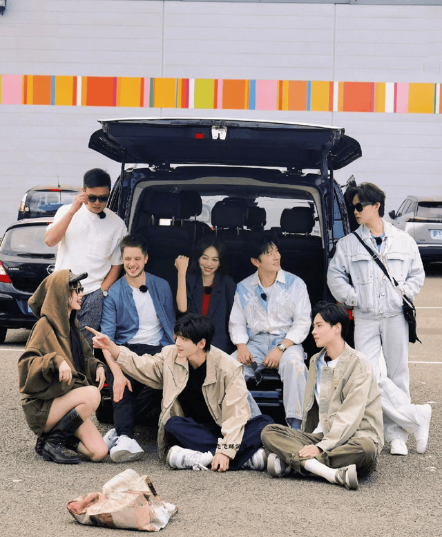 中餐厅8:姜妍和虞书欣的拍照技术,差了100个黄晓明_姿势_照片_翟潇