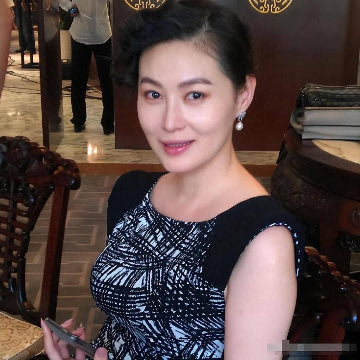 54岁"潘金莲"王思懿近照曝光!头发稀疏下巴尖,苹果肌肿看着有些苍老!