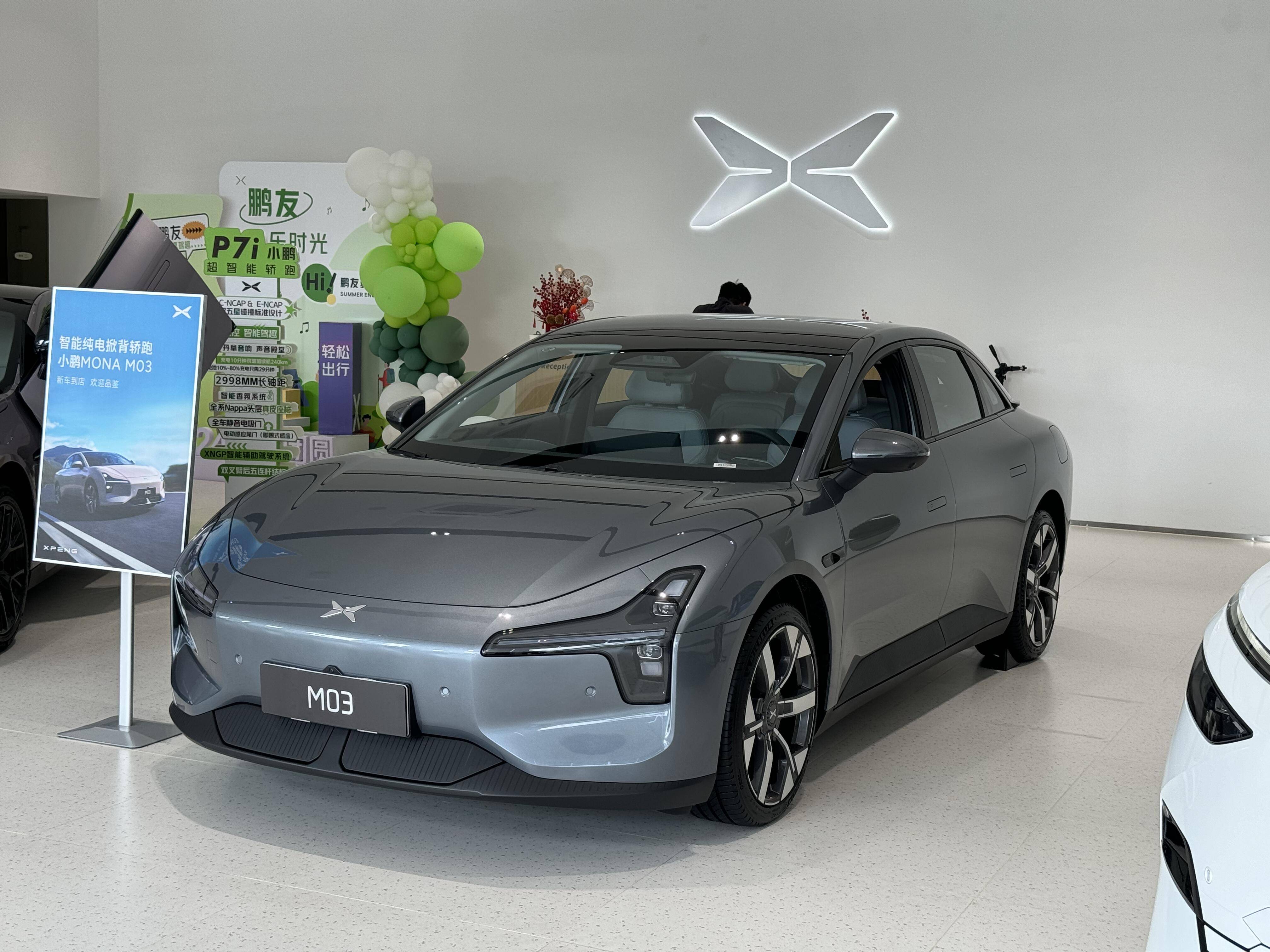 小鹏mona m03到店实拍,大过特斯拉model 3配掀背尾门,续航620km