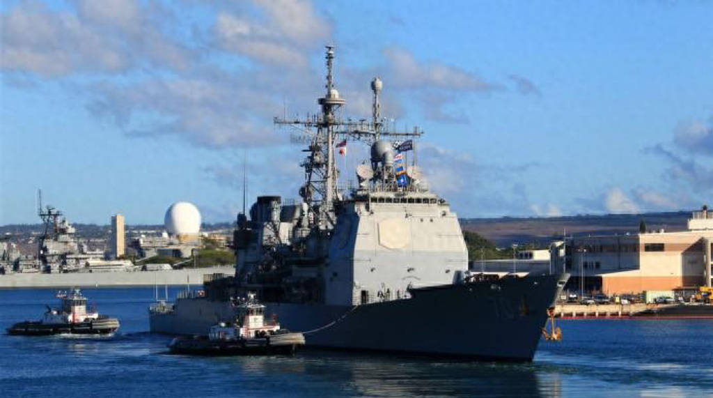 据报道,一共有4艘舰艇参加演习,美国出动了"伊利湖号"导弹巡洋舰