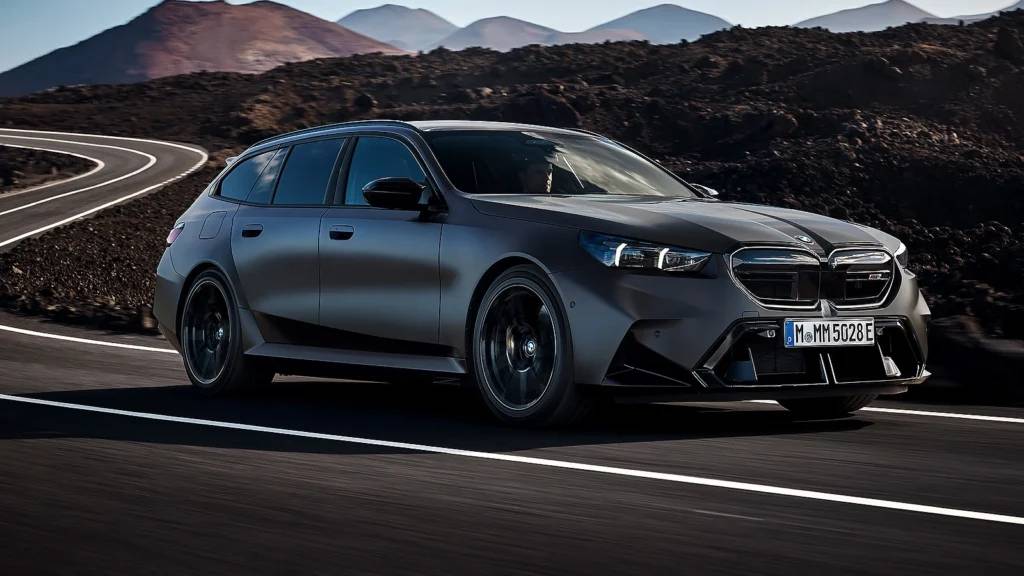 为给予m5 touring更高驾驭乐趣,宝马 m gmbh在原有的前双a臂,后五连杆