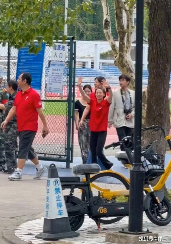 原创
            陈芋汐到同济大学报道，军训教练让奥运冠军讲话，她害羞了很可爱-陈芋汐获奖记录