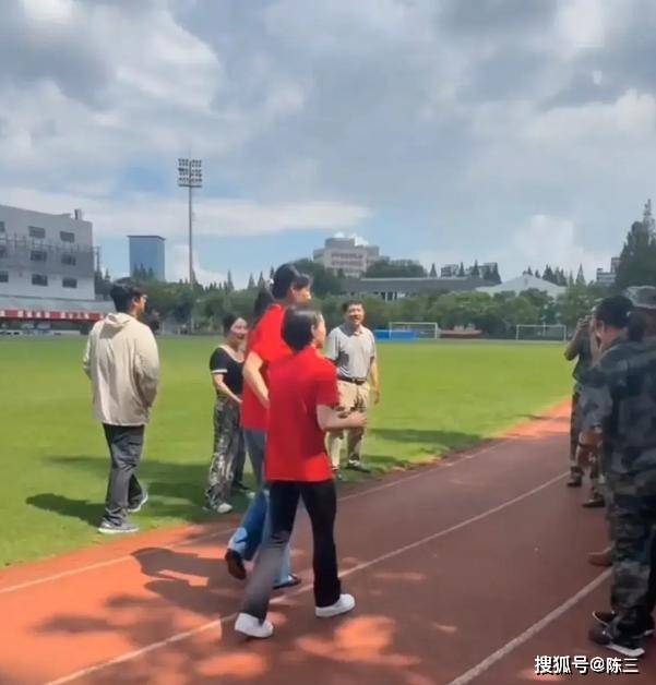 原创            陈芋汐到同济大学报道，军训教练让奥运冠军讲话，她害羞了很可爱-陈芋汐获奖记录