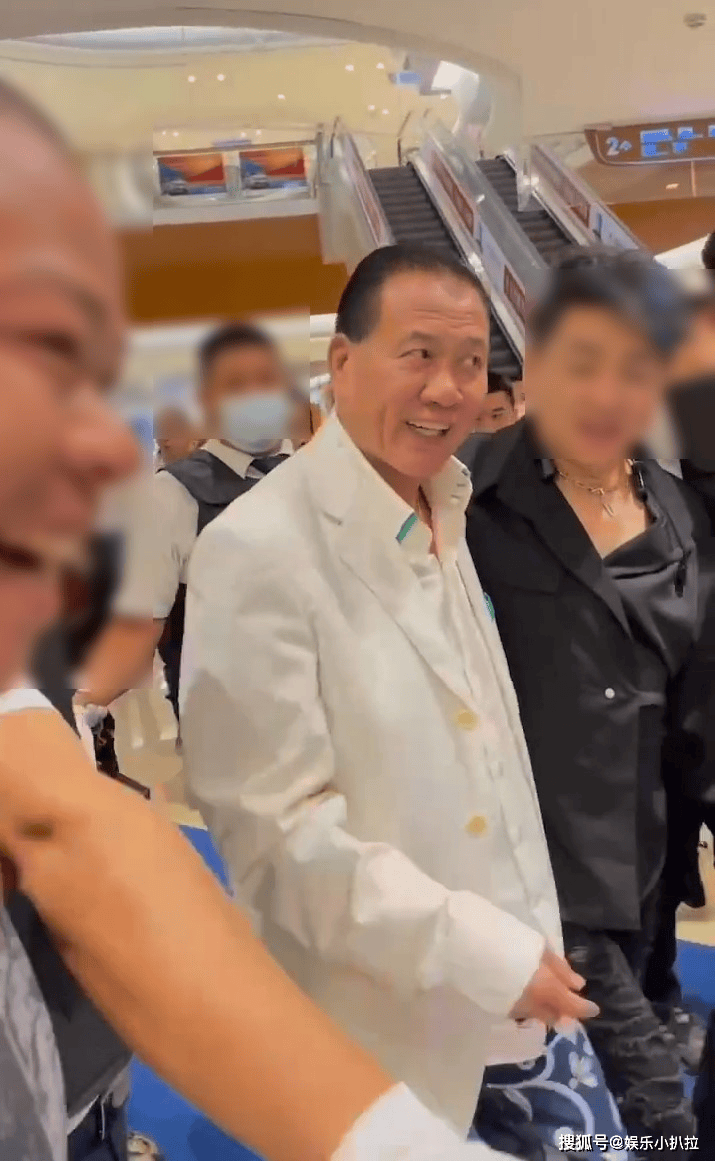 而除了演艺事业,万梓良在商海也曾有过尝试,但服装生意的失败让