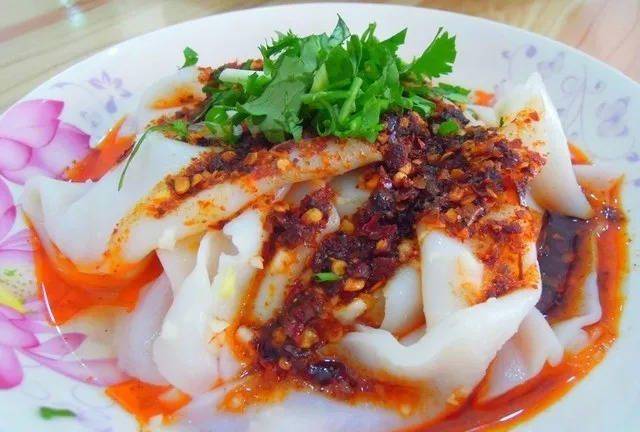 揭秘红油米皮的经典制作方法,香辣爽口在家也能做!