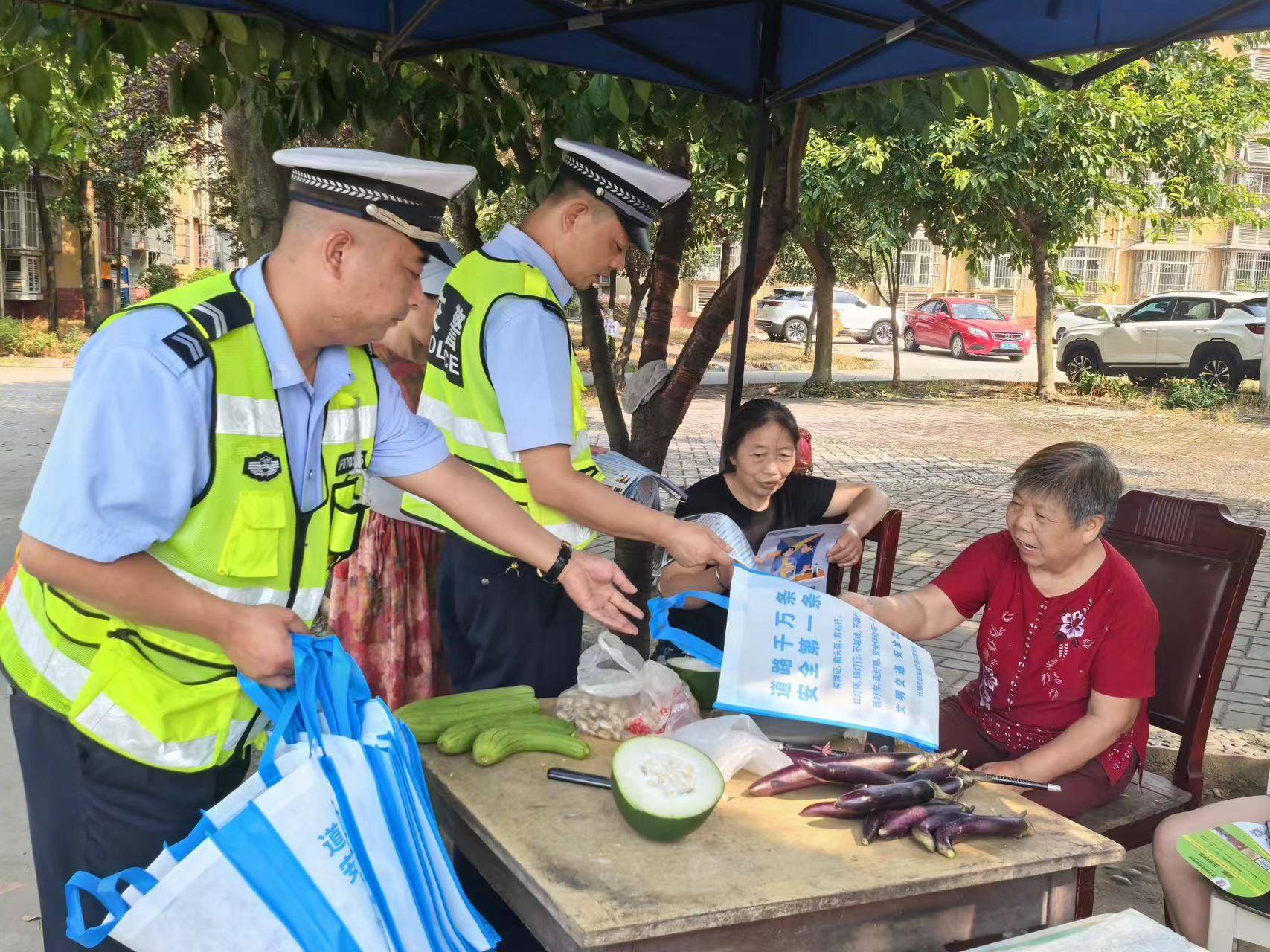 什邡市交警大队开展夏季交通安全宣传进小区活动
