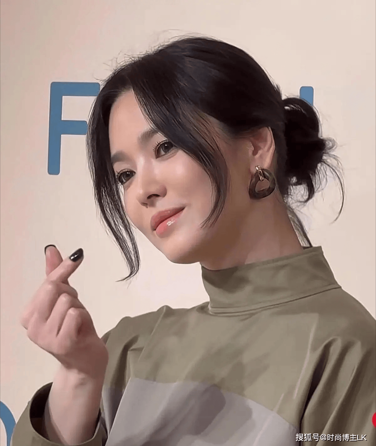 宋慧乔化"烟熏妆"像整容!42岁穿搭时髦脸蛋不僵硬,科技美真抗衰