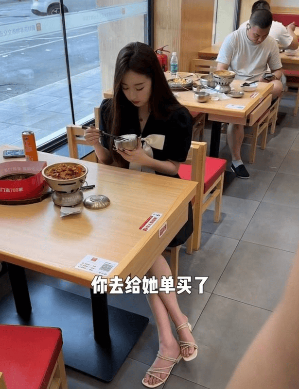 美女吃饭遭肌肉男搭讪,男友神操作反套路,结局笑翻天!