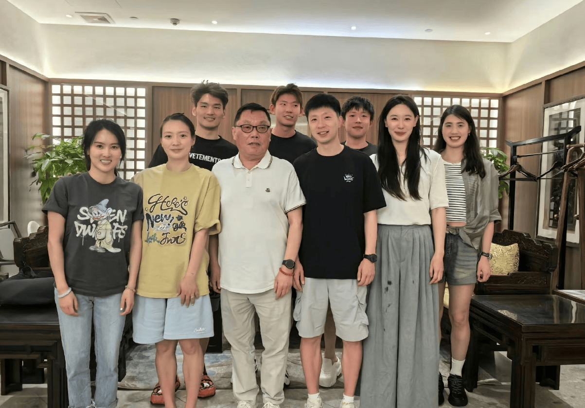 王楚钦和陈若琳 张雨霏聚餐!大头喝到脸通红,马龙疑滴酒未沾