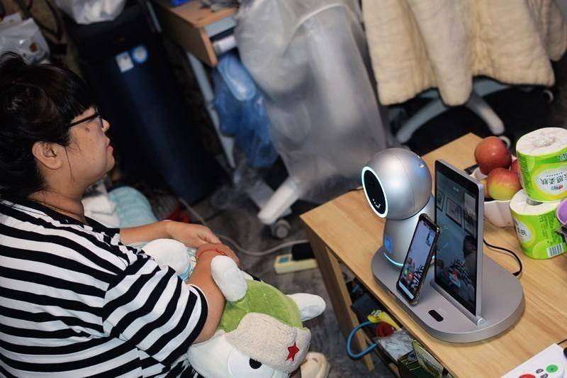 独居养老解决方案- 优得护养老陪伴机器人上手体验