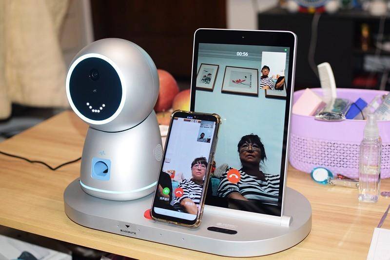 独居养老解决方案- 优得护养老陪伴机器人上手体验