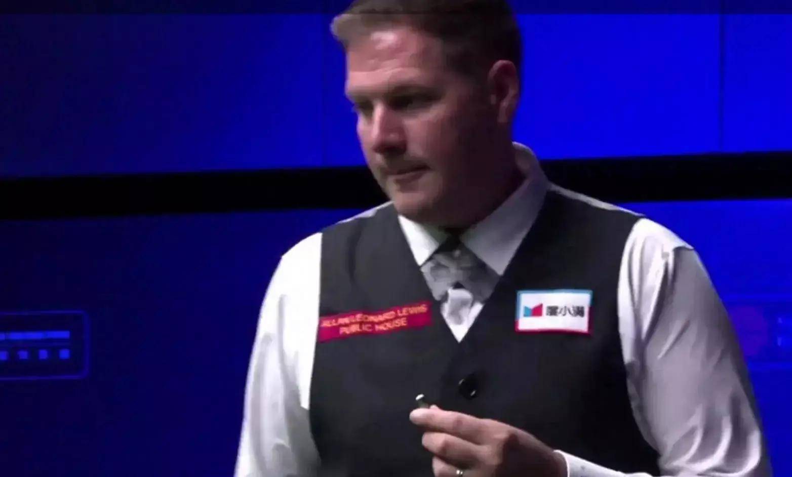 比赛进入下一回合的较量,巴里·霍金斯毫不畏惧地发起反击,凭借90分的