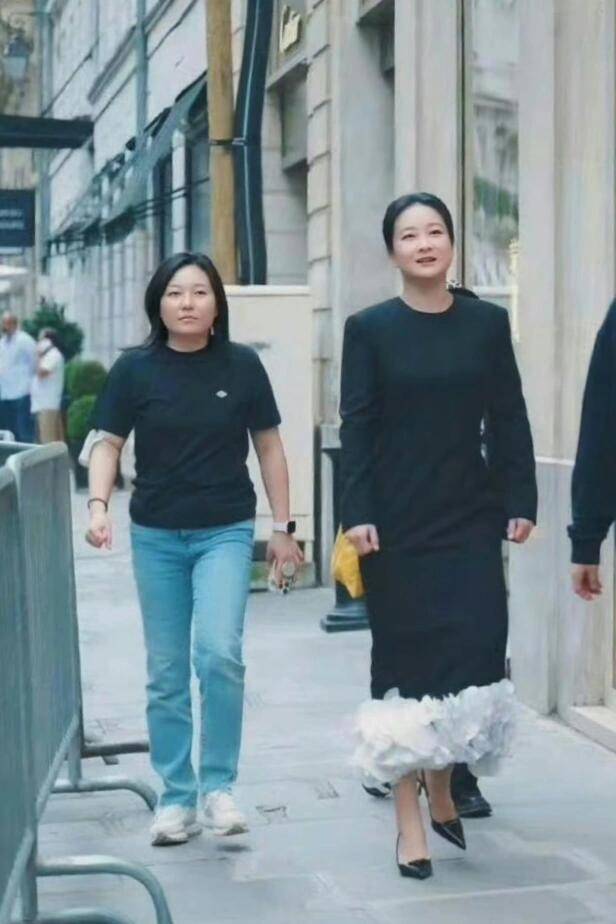 贾玲最新状态,肚子胖出"游泳圈",大象腿,脸部圆润引争议