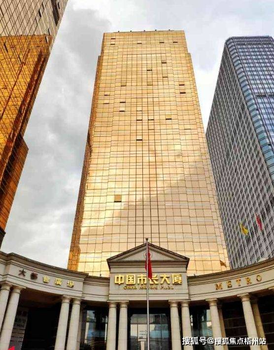 整个项目分为三部分,一是48层的大都会广场,一是28层的中国市长大厦