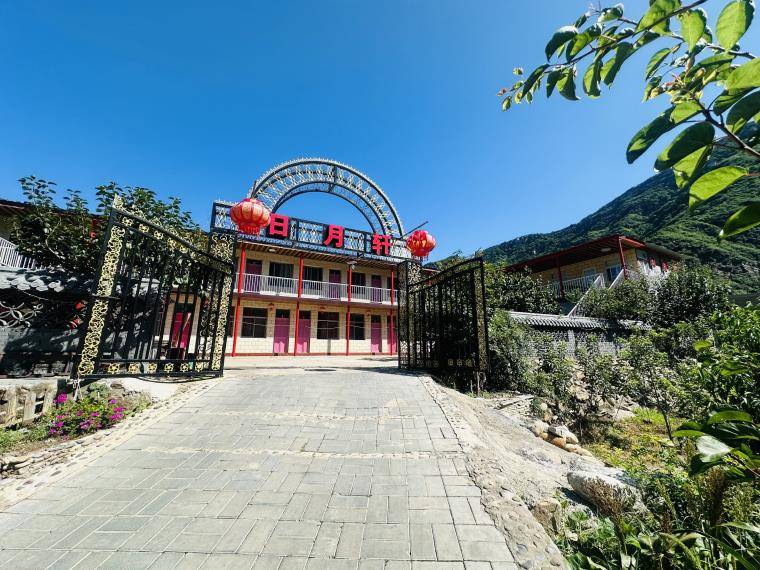 北京密云捧河湾日月轩农家院,每人仅160住宿管三餐,门口野钓!