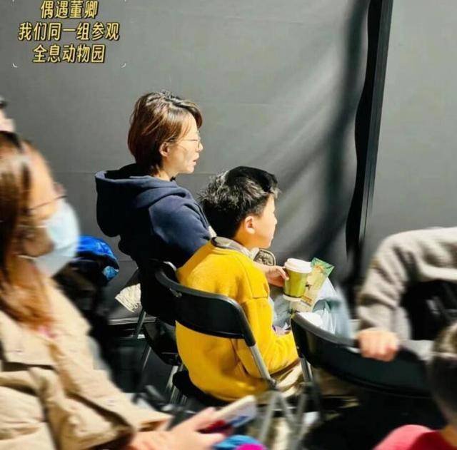 50岁董卿带10岁儿子游布达拉宫,手臂骨瘦如柴,晒得黝黑好接地气