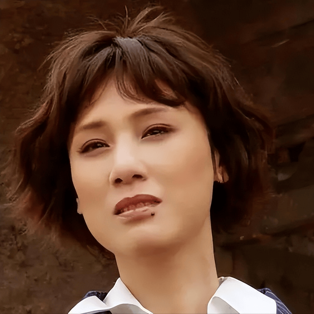 在一次日常训练中,年轻的李建群因为一次意外不慎伤到了膝盖.作为一