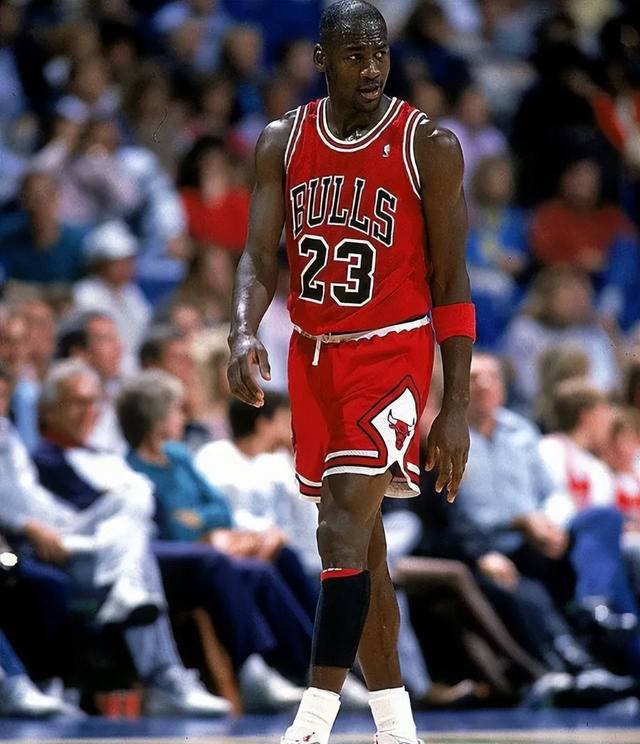 但随着乔丹的加入,公牛迅速成为了一支常规赛后段球队.