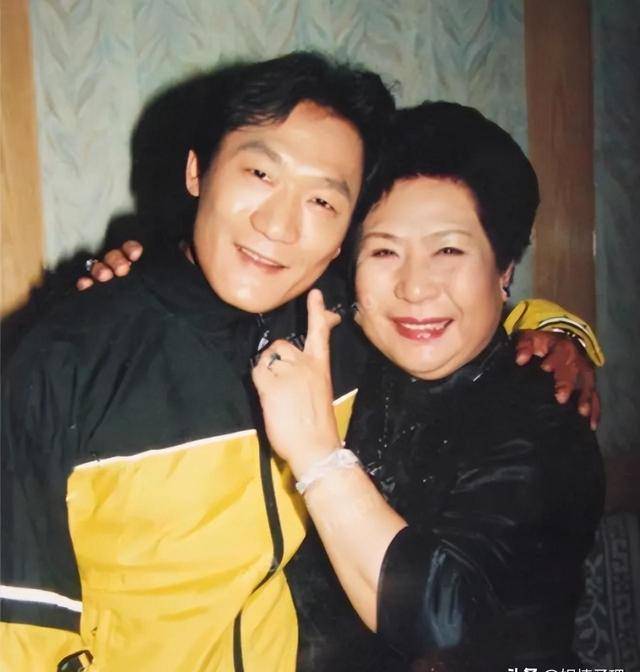 61岁谢东再当爹!让小22岁的娇妻挺着大肚子下跪磕头,被批没规矩