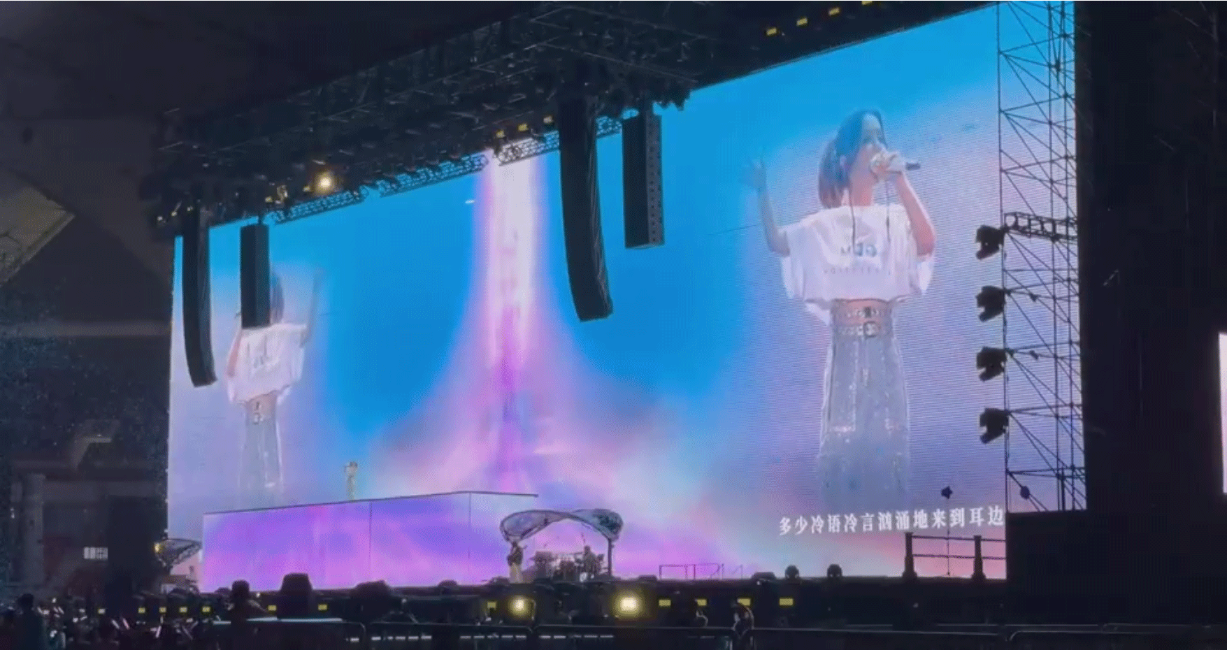 舞台升降柱与led折叠屏共舞:邓紫棋佛山演唱会打造视觉新标杆