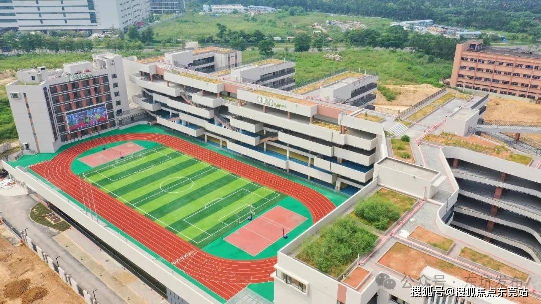 近年来,东坑中学在加入松山湖实验中学教育集团后,中考成绩节节攀升.