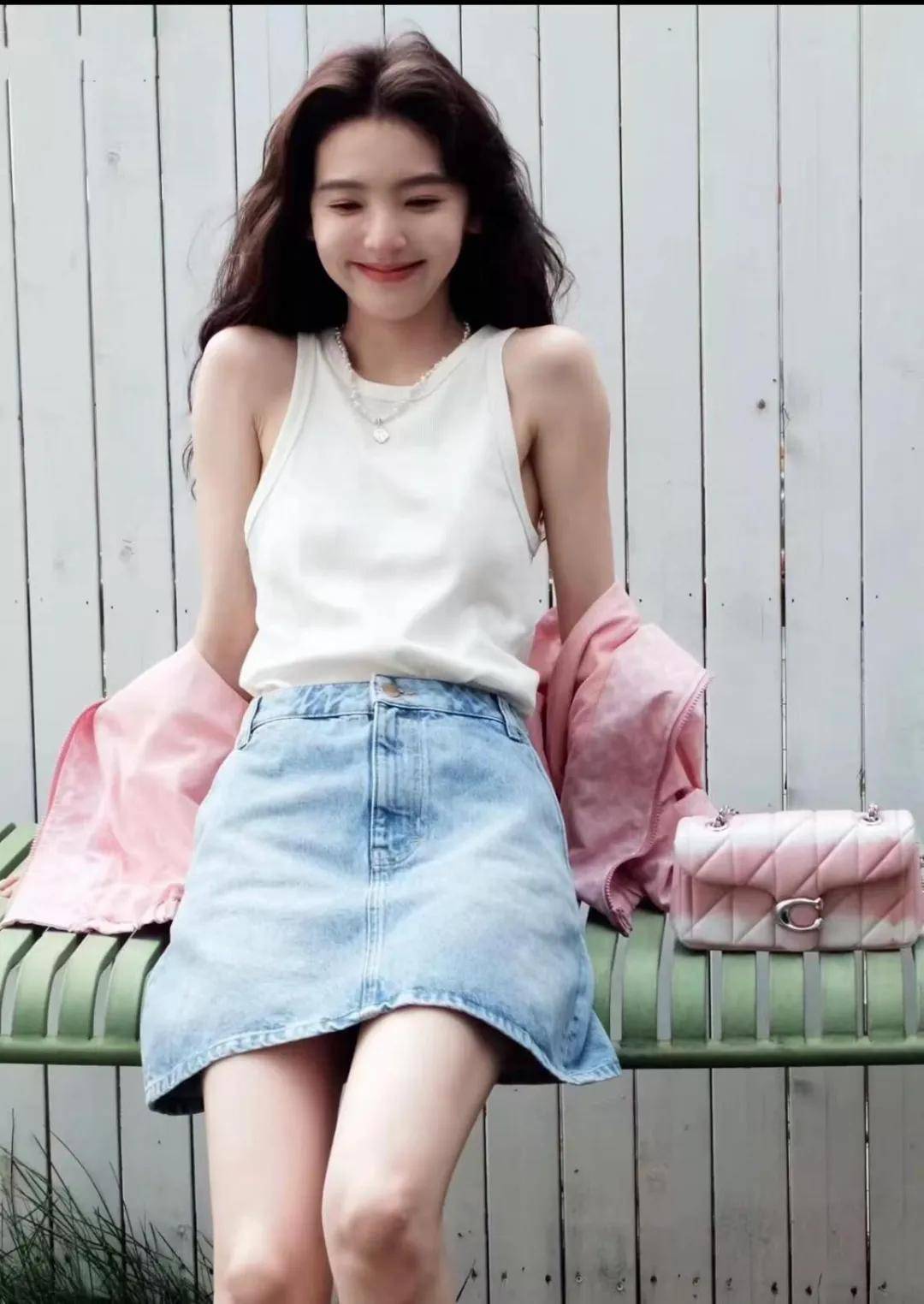 章若楠真的太会"扮嫩"了!穿粉色外套甜美又减龄,美如18岁