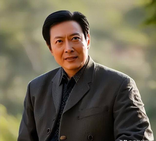 他是国家一级演员",人前两副面孔",38岁妻子去世后露原形