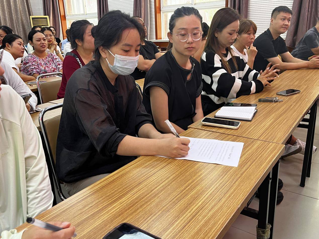 濮阳市第五中学召开 "阳光编班"家长代表会_年级_签字_成功