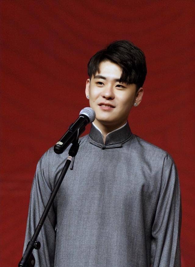 媒体采访张云雷,自我介绍去掉了德云社和演员标签,彻底转型了?