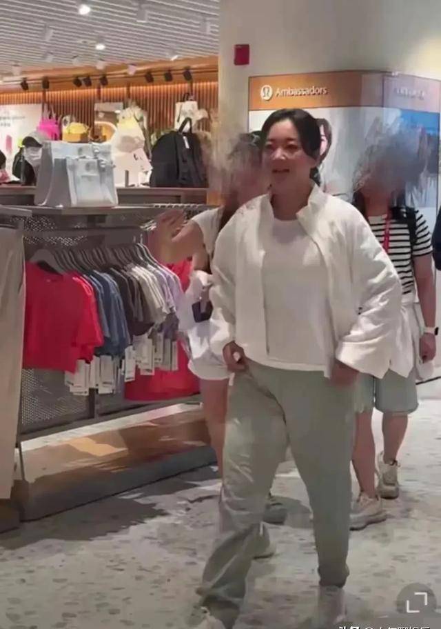 彻底反弹!贾玲最新近况曝光,脸部愈发圆润,腹部有赘肉,还显老