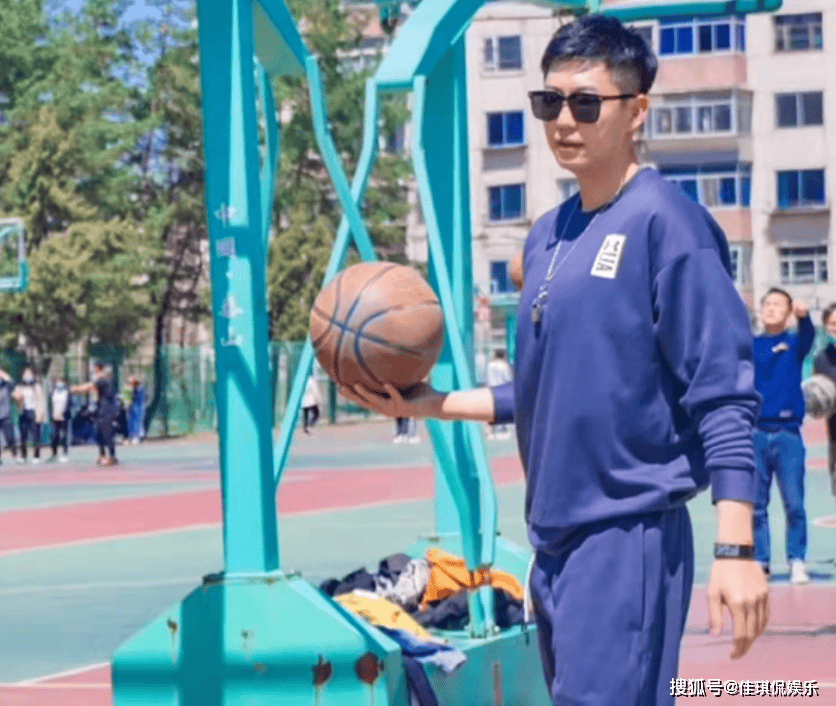 初中女生网络曝光老师暧昧聊天_国产美女教师诱惑学生_小学体育老师性侵学生
