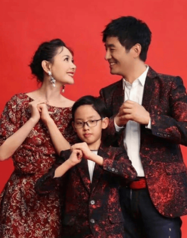 程莉莎儿子近照曝光,身高近一米八,颜值被指完美继承爸妈缺点