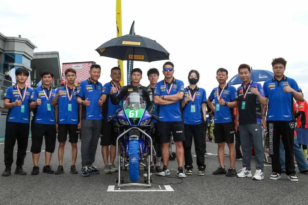 在crrc中国公路摩托车锦标赛 r1上海松江站的角逐中,雅马哈中国赛车队